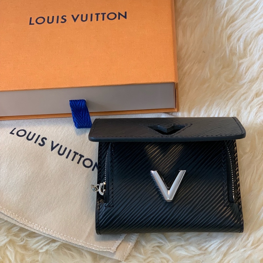 Not for sale*** Authentic Louis Vuitton compact - Picture 2 of 7